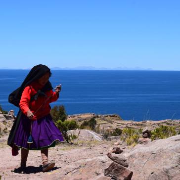 Donna vestita con gli abiti tradizionali di Tequile