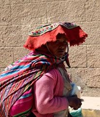 Donna vestita in abiti tradizionali nei villaggi Andini tra Cusco e la foresta amazzonica
